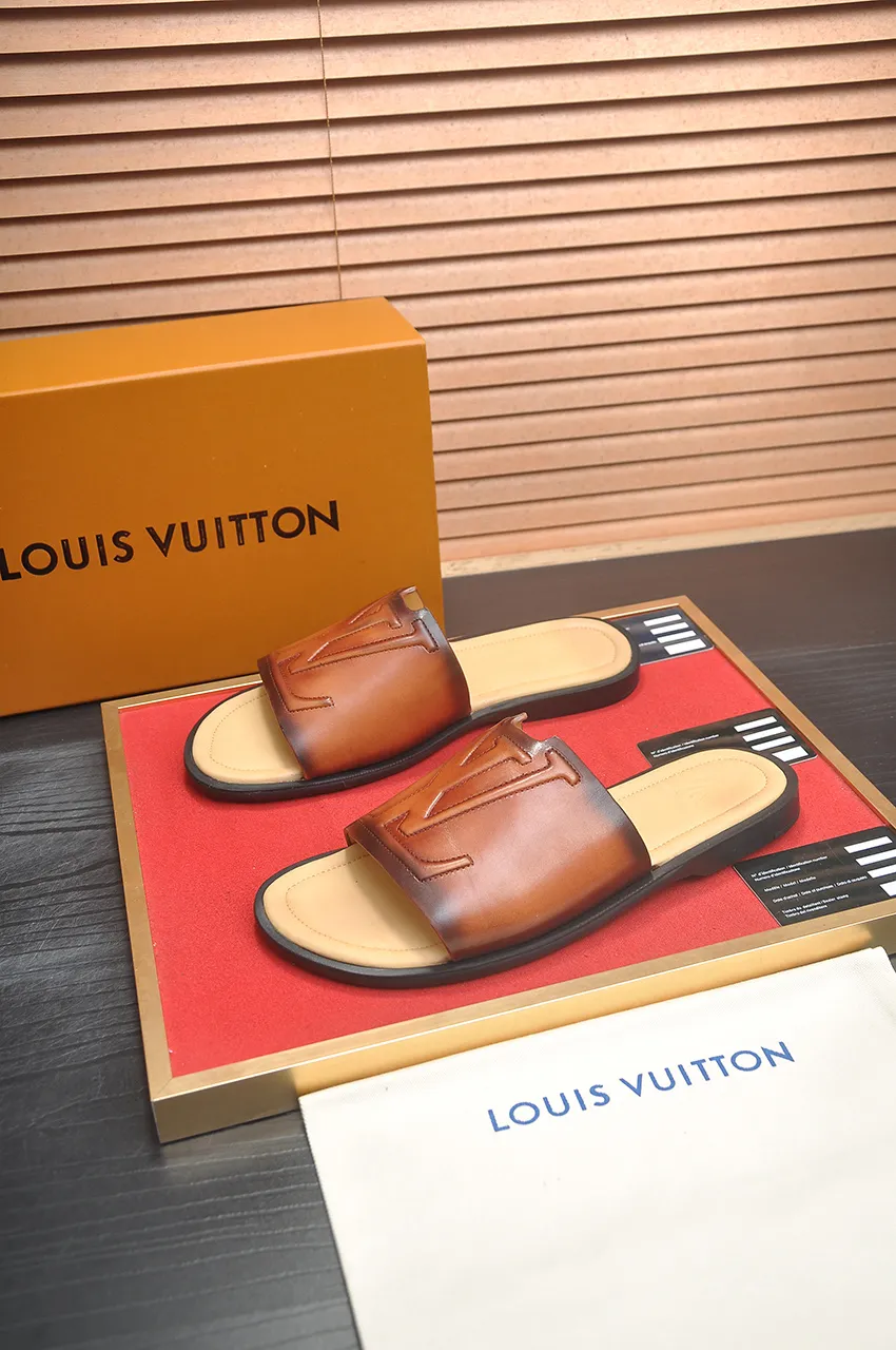 Men's shoes 💰360💶 [Louis Vuitton LV slippers] (high-end cowhide) counter 1:1 fashion style, a must-have for summer! The designer used LV’s iconic outsole. The original simple slippers instantly become fashionable! The upper is made of flexible special cowhide leather straps alternately, and the workmanship is exquisite! A must-have for stylish men in summer, size 38-46 (45 46 customized)